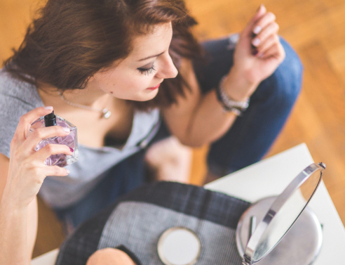Γυναίκα που βάζει άρωμα