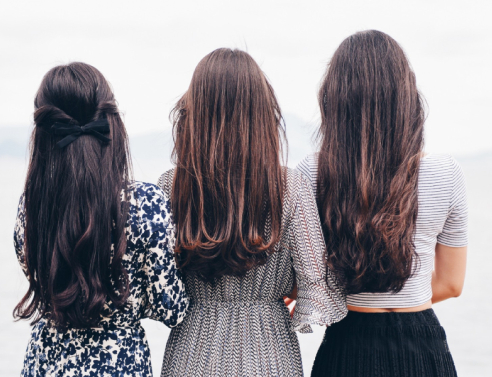 Τρία κορίτσια με μακριά μαλλιά