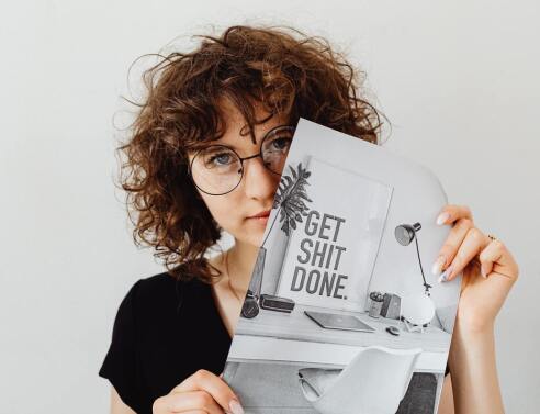 Όπως κάθε χρόνο, λίγο πριν την Πρωτοχρονιά, δίνουμε στον εαυτό μας υποσχέσεις και ελπίζουμε να τις τηρήσουμε. Παρακάτω θα βρείτε 100+1 υποσχέσεις για να σας βοηθήσουν να τηρήσετε έστω και μία. 