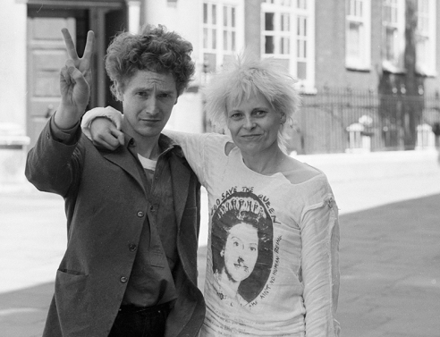 Η Βίβιεν Γουέστγουντ με τον μάνατζερ των Sex Pistols και κολλητό της Malcolm McLaren έξω από την Bow street