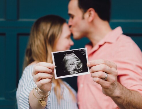 Γονείς με υπερηχογράφημα του παιδιού τους