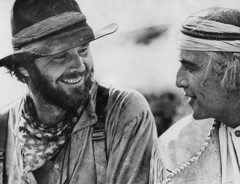 Ο Τζακ Νίκολσον και ο Μάρλον Μπράντο στην ταινία «Οι φυγάδες του Μιζούρι» του 1975