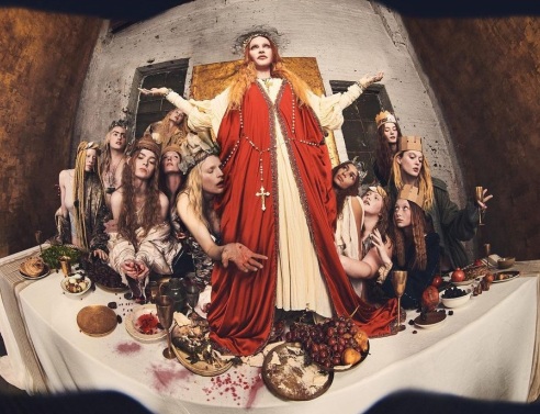 Η Μαντόνα φωτογραφίζεται για το Vanity Fair ως Ιησούς στον Μυστικό Δείπνο - Η συνέντευξη με αφορμή την παγκόσμια περιοδεία που ανακοίνωσε.