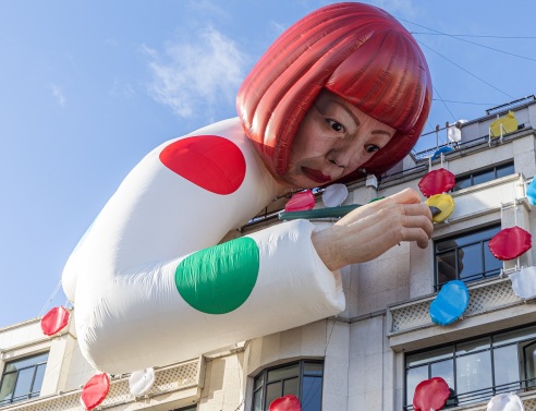 Ομοίωμα της Yayoi Kusama στην μπουτίκ του Louis Vuitton στο Παρίσι