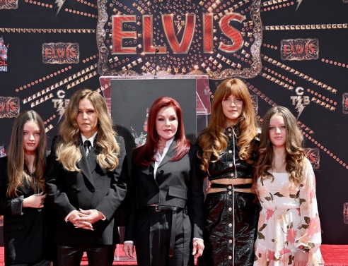 Λίζα Μαρί Πρίσλεϊ: Αμφισβητείται η εγκυρότητα της διαθήκης της - Γιατί οι θάνατοι διασήμων οδηγούν σε δικαστικά δράματα - Οι πολύκροτες περιπτώσεις.