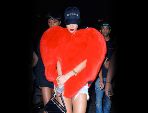 Ριάνα φοράει για πανωφόρι μια καρδιά