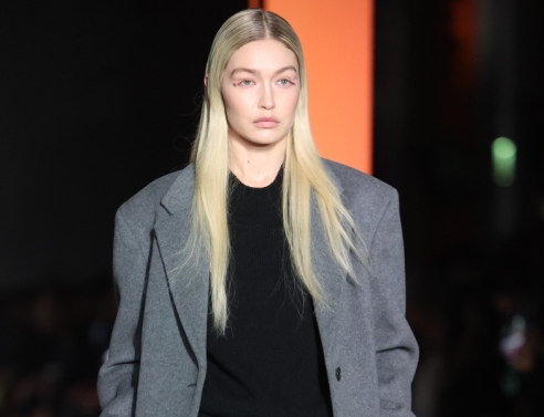 Η Gigi Hadid στην πασαρέλα FW23 της Prada