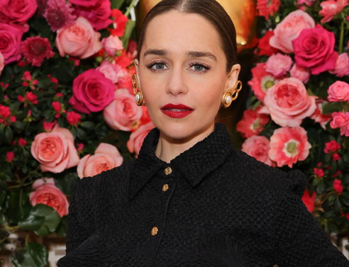 H ηθοποιός Emilia Clarke (Game of Thrones) με total Schiaparelli.