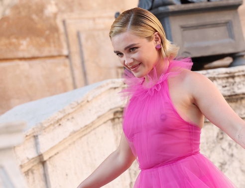 Η ηθοποιός Florence Pugh στο Valentino Haute Couture Show με διάφανο ροζ φόρεμα
