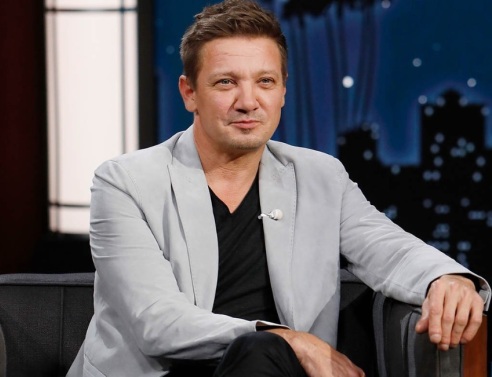 Ξανά στα πόδια του ο Jeremy Renner μετά το ατύχημα με το εκχιονιστικό