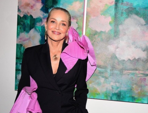 Σάρον Στόουν: Εγκαινιάστηκε η πρώτη της ατομική έκθεση ζωγραφικής στο Λος Άντζελες - Η σχέση της με τις εικαστικές τέχνες και το αναζωπυρωμένο ενδιαφέρον. 