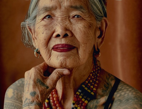 Η tattoo artist Apo Whang-Od διανύει το 106ο έτος της ηλικίας της και φιγουράρει στο εξώφυλλο Απριλίου της φιλιππινέζικης Vogue.
