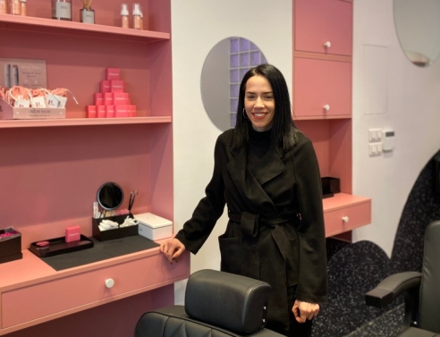 Η Κατερίνα Θεοφιλοπούλου στο Tweezers