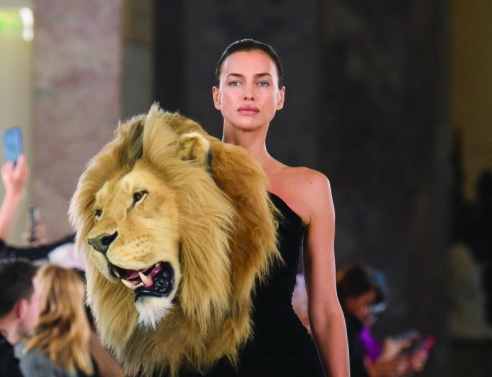 Η Irina Shayk στην επίδειξη SS23 Sciaparalli