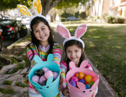 Παιδιά που κρατάνε πασχαλινά αυγά