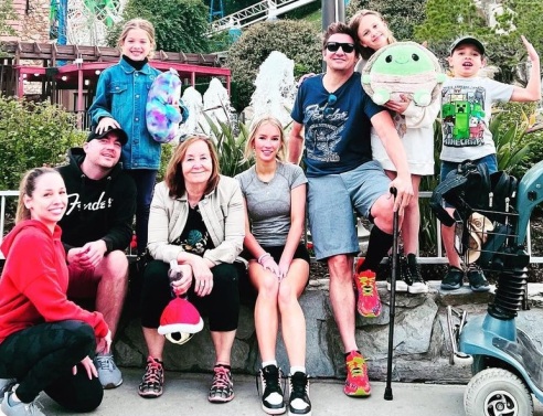 Τζέρεμι Ρένερ: Ταχύτατη αποθεραπεία τέσσερις μήνες μετά το ατύχημα με το εκχιονιστικό - Δημόσια εμφάνιση με την οικογένειά του στην Καλιφόρνια.