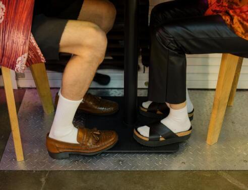 Οι έρευνες των αρχαιολόγων δείχνουν ότι οι αρχαίοι Ρωμαίοι φόρεσαν πρώτοι σανδάλια με κάλτσες. Όπως ειδικές κάλτσες για σανδάλια φορούσαν και οι αρχαίοι Αιγύπτιοι και οι Ιάπωνες. 