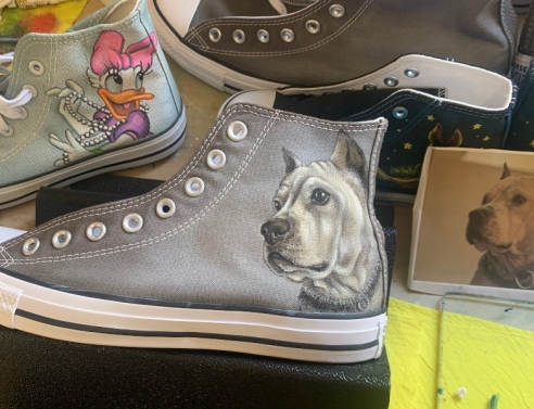 Η «Αχ Ματίνα» aka Ματίνα Λαμπροπούλου μιλάει αποκλειστικά στο Lookmag για τα custom made sneakers που ζωγραφίζει.