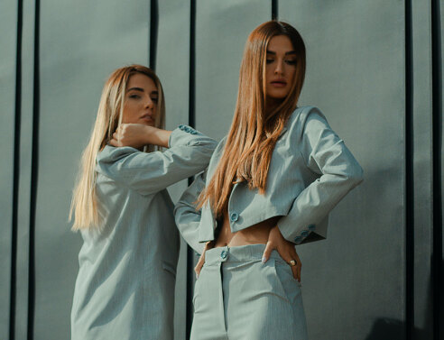 Κοπέλες ποζάρουν με ρούχα μόδας