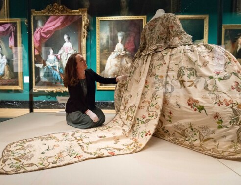 Περιγραφή των εκθεμάτων μιας έκθεσης για τους βασιλικούς γάμους και τη Μόδα της Γεωργιανής περιόδου στη Βρετανία που γίνεται στο The Queen’s Gallery στο Παλάτι του Μπάκιγχαμ στο Λονδίνο. 