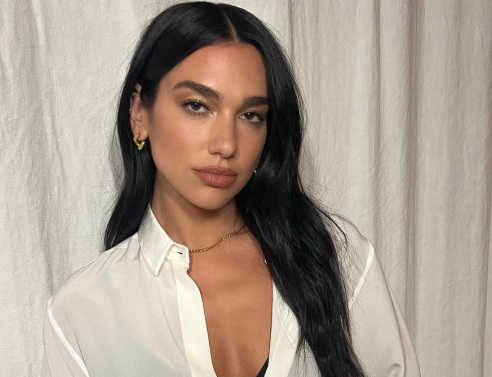 Dua Lipa: Ζευγάρι με τον σκηνοθέτη Ρομέν Γαβρά - Η ανάρτηση της ποπ σταρ στο Instagram με την κοινή τους φωτογραφία που επιβεβαίωσε τις φήμες.