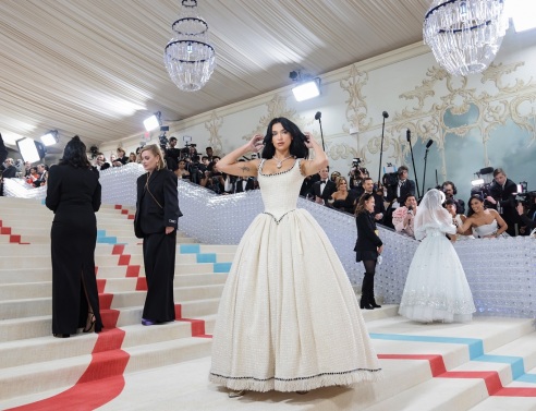 Μet Gala 2023: Η Ντούα Λίπα με αμύθητης αξίας κοσμήματα στο κόκκινο χαλί - Η ιστορία πίσω από το νέο διαμάντι της Tiffany & Co.