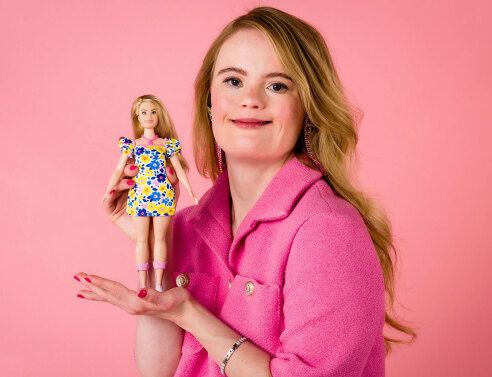 Γυναίκα με σύνδρομο Down κρατάει κούκλα Barbie με σύνδρομο Down