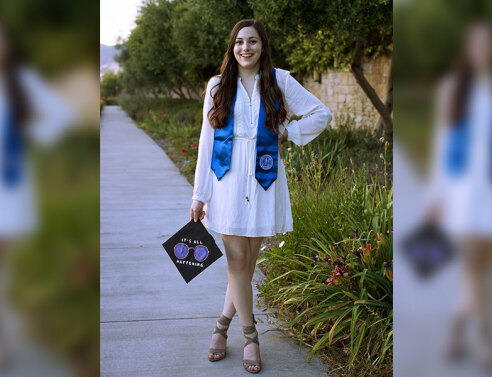 Κοπέλα σε πανεπιστημιακή ορκομωσία