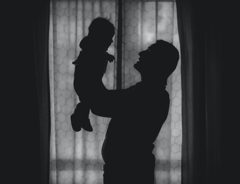 Τα στερεότυπα και οι αλλαγές για τον ρόλο και την κλίση γυναικών και ανδρών ως μαμάδων και μπαμπάδων.