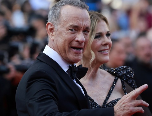 76ο Φεστιβάλ Καννών: Η στιγμή εκνευρισμού του Τομ Χανκς με εργαζόμενο της διοργάνωσης και η επεξηγηματική ανάρτηση της Ρίτα Γουίλσον.