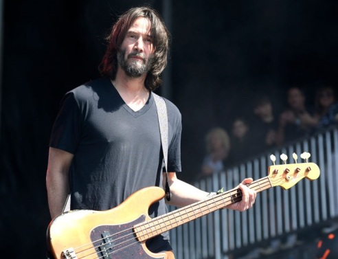 Ο Κιάνου Ριβς και οι Dogstar έδωσαν την πρώτη τους συναυλία μετά από 20 χρόνια - O διάσημος ηθοποιός παίζει μπάσο και κάνει φωνητικά στο indie ροκ συγκρότημα.