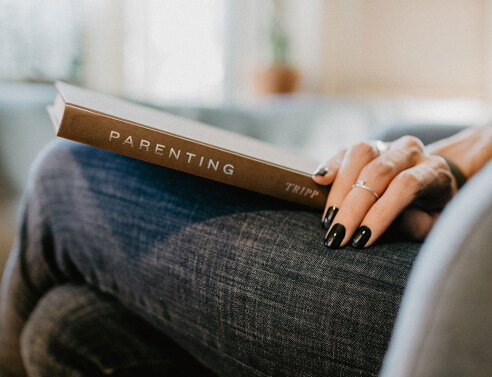 Βιβλίο ακουμπισμένο στα πόδια γυναίκας