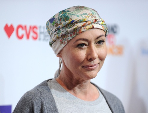 Σάνεν Ντόχερτι: Διαγνώστηκε με μεταστατικό καρκίνο στον εγκέφαλο η 52χρονη ηθοποιός του «Χτυποκάρδια στο Μπέβερλι Χιλς» - Μοιράστηκε τους φόβους της στο Instagram.