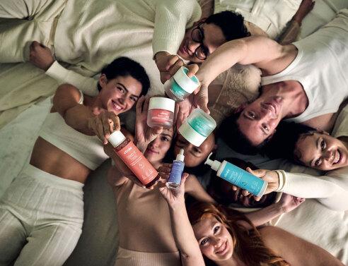 Μοντέλα κρατούν καλλυντικά Clinea