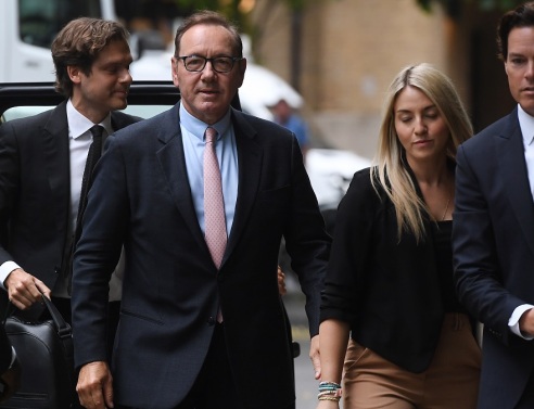 Κέβιν Σπέισι: Ξεκίνησε η δίκη στο Λονδίνο - Αρνείται τις 12 κατηγορίες για σεξουαλική επίθεση ο 63χρονος Αμερικανός ηθοποιός.