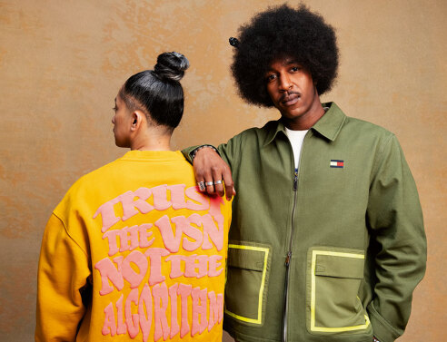 Άντρες μοντέλα με ρούχα από τη συλλογή Tommy x Supervsn