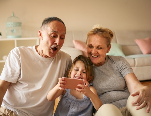 Οι διακοπές των παιδιών με τους παππούδες και τις γιαγιάδες: Τα πλεονεκτήματα και τα μειονεκτήματα