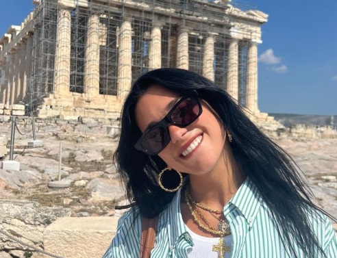 Dua Lipa: Στην Αθήνα μετά τη Σίφνο η διάσημη τραγουδίστρια - Συνεχίζει την επίσκεψή της στην Ελλάδα μαζί με τον Ρομέν Γαβρά - Οι αναρτήσεις στην Ακρόπολη.