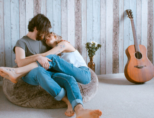 Άνδρας και γυναίκα αγκαλιασμένοι