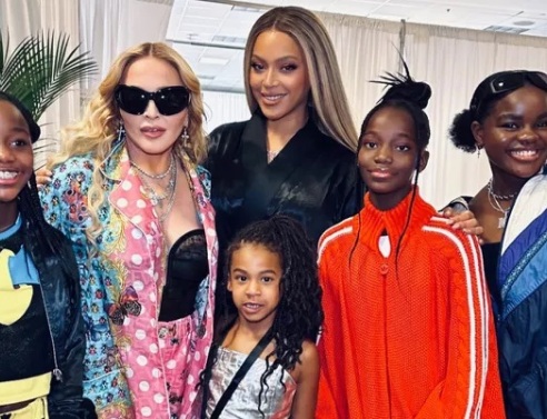 Μαντόνα: Μια από τις πρώτες δημόσιες εμφανίσεις μετά τη νοσηλεία της - Παραβρέθηκε σε συναυλία της Μπιγιόνσε - Η αφιέρωση από τη σκηνή. 