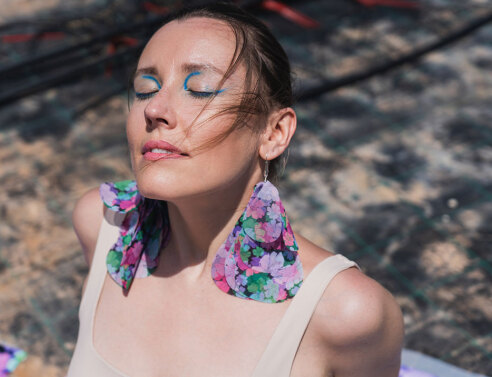 Μοντέλα με ρούχα και αξεσουάρ της συλλογής Feelings του brand m.k.e textiles