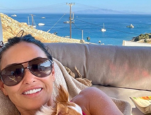 Η Demi Moore απολαμβάνει τις διακοπές της στην Ελλάδα αγκαλιά με τον σκυλάκο της και με θέα τη θάλασσα