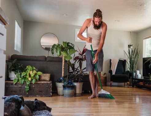 Άνδρες και νοικοκυριό: Πώς οι γυναίκες τα κάνουν όλα χωρίς βοήθεια από κανέναν