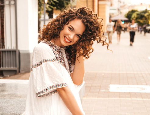 Curly hair routine: Πώς θα πετύχεις τις τέλειες μπούκλες