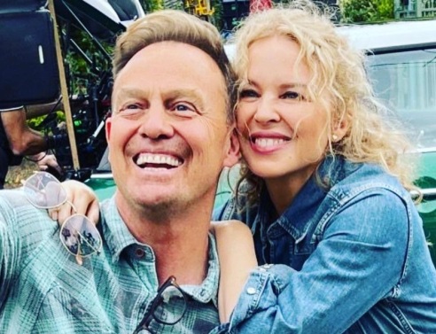 Ο Τζέισον Ντόνοβαν παραδέχεται ότι «ζήλευε» την Κάιλι Μινόγκ, καθώς «πάντα ξεχώριζε» - Η κοινή τους πορεία στην ποπ μουσική, την τηλεόραση και τη ζωή. 