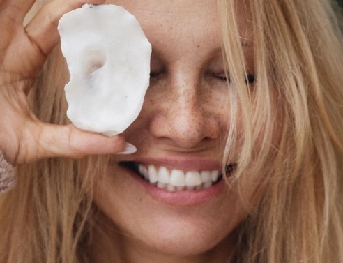 Η Πάμελα Άντερσον χωρίς μακιγιάζ σε εκδήλωση για το «νέο κεφάλαιο» της ζωής της - Η φυσική εμφάνιση στην Εβδομάδα Μόδας της Νέας Υόρκης.