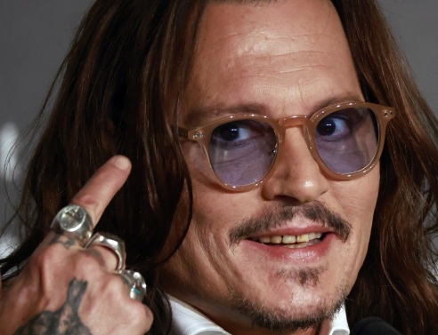 Ο Τζόνι Ντεπ πρωταγωνιστεί ξανά σε καμπάνια διάσημου αρώματος - Ανανέωσε το συμβόλαιό του με τον οίκο Dior έναντι 20 εκατομμυρίων δολαρίων.