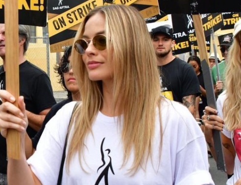 Μάργκοτ Ρόμπι: Με πλακάτ σε πορεία ηθοποιών στο Χόλιγουντ - Διαδήλωσαν για τα δικαιώματά τους σε συγκέντρωση της SAG-AFTRA.