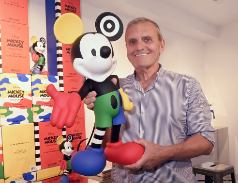 Jean-Charles de Castelbajac: Ο θρυλικός Γάλλος σχεδιαστής των χρωμάτων και της χαράς ανοίγει το σπίτι του