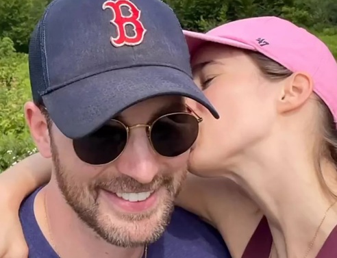 Κρις Έβανς: Επιβεβαίωσε τον γάμο του με την Άλμπα Μπαπτίστα ο Αμερικανός ηθοποιός - Συμφωνία τήρησης απορρήτου υπέγραψαν οι καλεσμένοι.